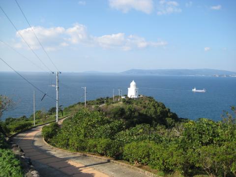 長崎港の出入り口の伊王島北端の高台にあります。日本で初めての鉄造六角形の洋式灯台です。