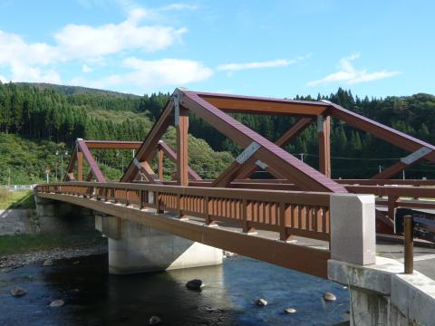 木のトラスト橋