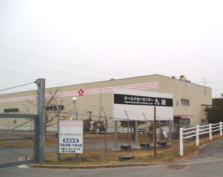 ７００坪の建物の中に珍しいクラシックカーが数多く展示されています。館外には航空機も展示されています。