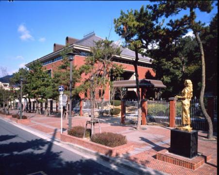 美術館通り（遊歩１００選）・呉市立美術館