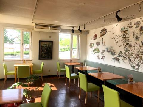 店内では、シェフの奥様手書きによる壁画（インドの地図等）が出迎えてくれます